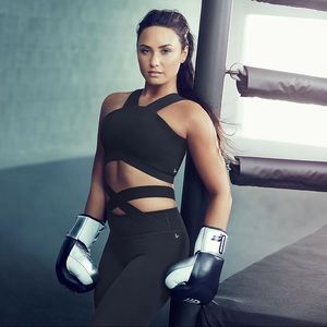 ISO DEMI LOVATO FABLETICS OUTFITS
